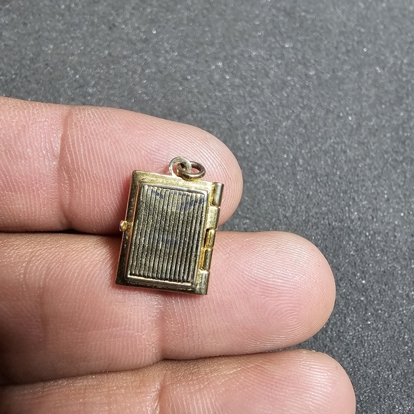 Antique Victorian Gold Tone Opening Book Locket Charm With 2 Vintage Pictures lo - Picture 3 of 6